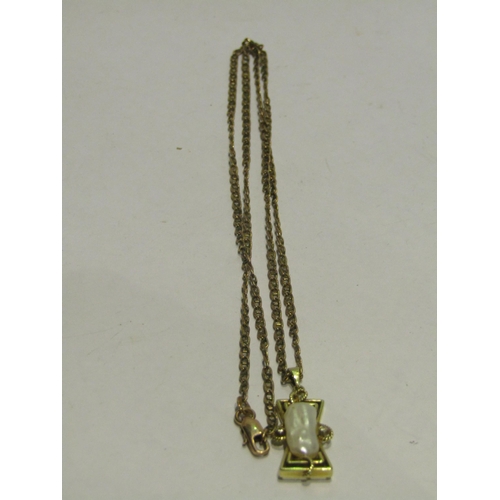 4435 - An irregular shaped pearl pendant on chain