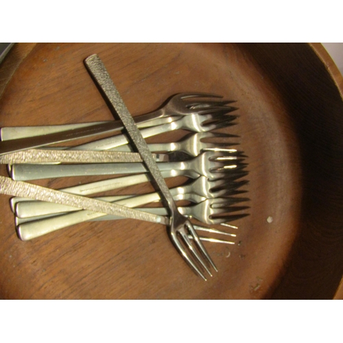 4458 - Retro viners cutlery, treen salad bowl and servers etc.