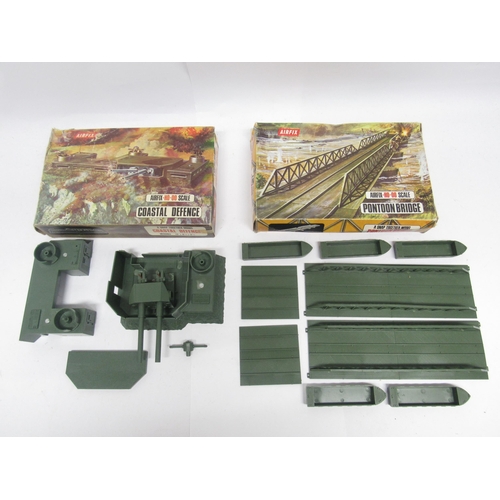 9130 - An Airfix 00/H0 scale Gun Emplacement Assault set (tape repairs and losses to box), Airfix Pontoon B... 