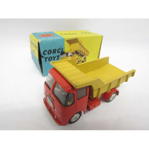 9428 - Three boxed Corgi Toys diecast model commercial vehicles to include 417 Land-Rover Breakdown Truck (... 