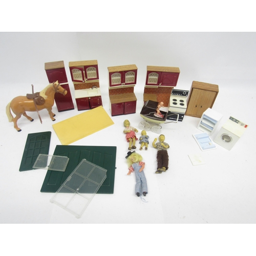 9256 - A vintage Barton Caroline's Super Home de Luxe dolls house, 88.5cm wide x 39.5cm tall x 32cm deep, w... 