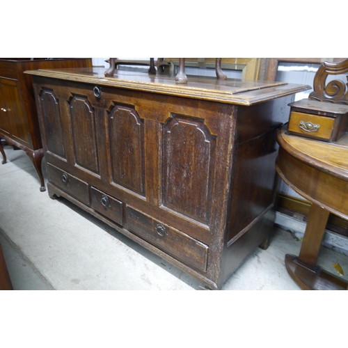 2135 - A Georgian oak mule chest, three drawers to base