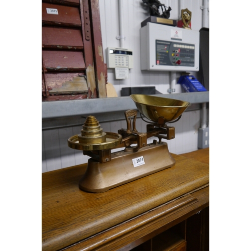 2074 - A cast and brass set of scales with a set of brass weights and a shell case ashtray stamped 1917