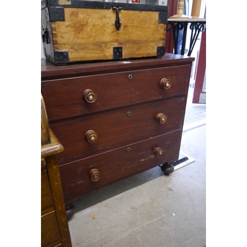 2079 - A Victorian mahogany chest of three drawers