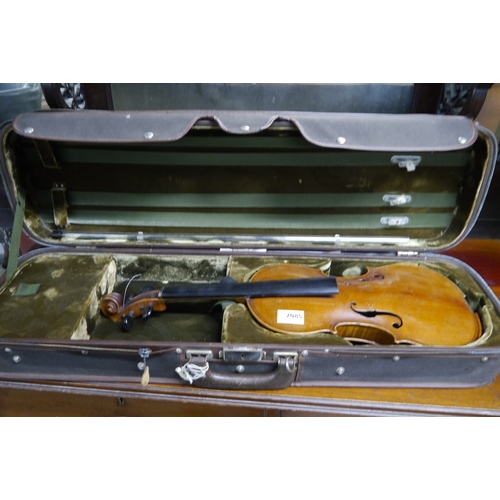 2085 - A violin in case