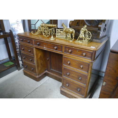 2096 - A Victorian mahogany kneehole desk