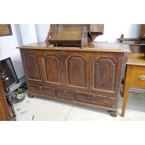 2135 - A Georgian oak mule chest, three drawers to base