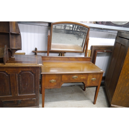 2140 - An early 20th Century walnut dressing table, mirror back over three freize drawers