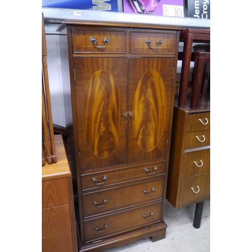 2421 - A mahogany entertainment unit