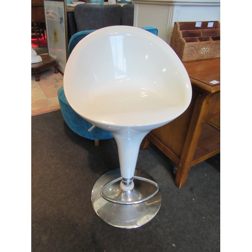 1135 - A fibreglass seat bar stool