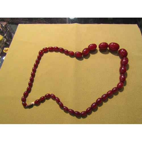 4366 - An amber bead necklace and a cherry amber/bakelite type necklace