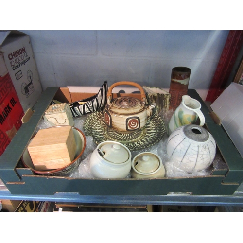 1229 - A box of assorted studio and other pottery including Bob Dawe, Briglin, Carn, Winchcombe, Victor Kni... 