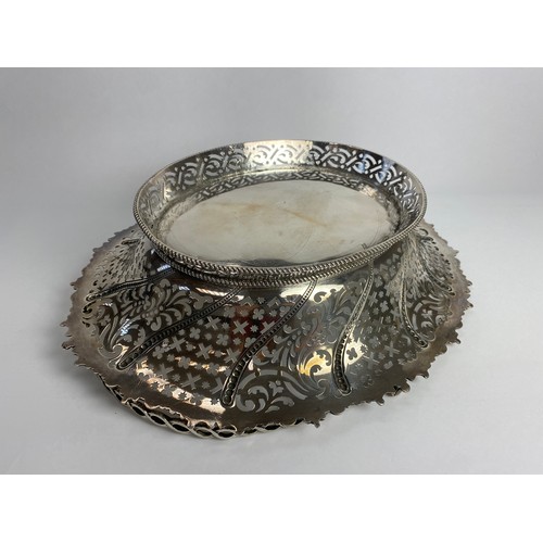 7008 - An Edward Aldridge I & Edward Aldridge II lightly ornate silver pierced bread basket with swing hand... 