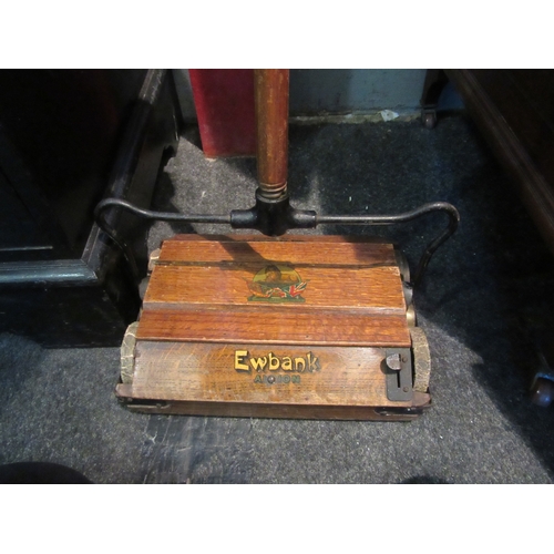 1085 - A Ewbank Albion carpet sweeper