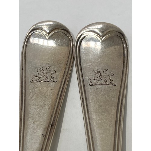 7090 - Six Victorian Elizabeth Eaton silver forks in Old English thread pattern with lion crest to handle, ... 