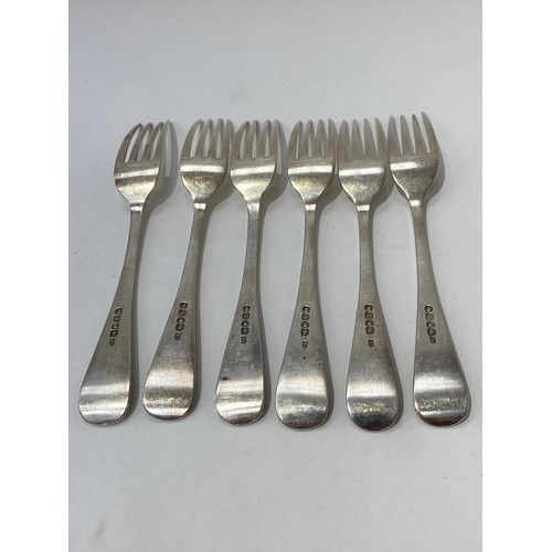 7090 - Six Victorian Elizabeth Eaton silver forks in Old English thread pattern with lion crest to handle, ... 