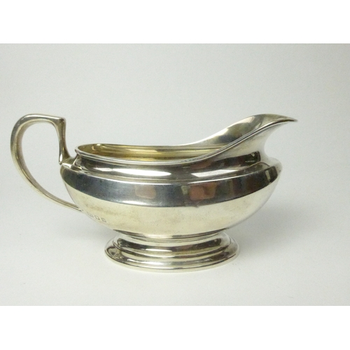 7152 - A Hawksworth, Eyre & Co Ltd silver cream jug/sauce boat with footed base, 15cm long, London 1904, 14... 