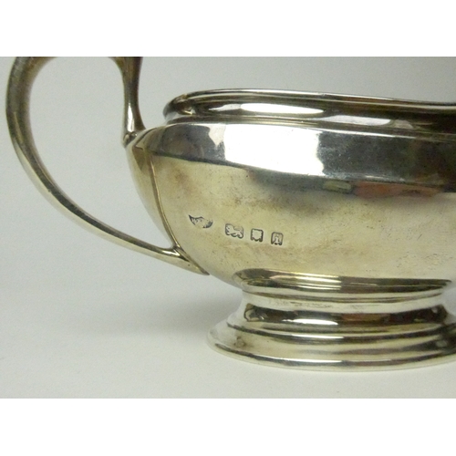 7152 - A Hawksworth, Eyre & Co Ltd silver cream jug/sauce boat with footed base, 15cm long, London 1904, 14... 