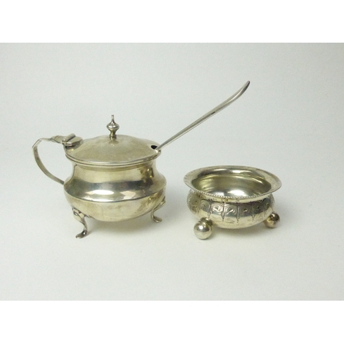 7131 - A Deakin & Francis Ltd silver mustard, Birmingham 1907 and a Victorian salt with ball feet, blue gla... 