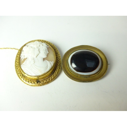 7034 - A pinchbeck cameo brooch, Victorian 