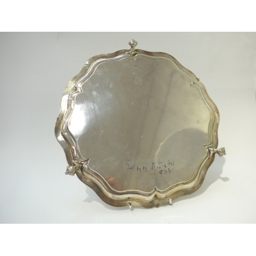 7010 - A Walker & Hall silver tray raised on three ball and claw feet with beaded edge Sheffield 1919, 37.5... 