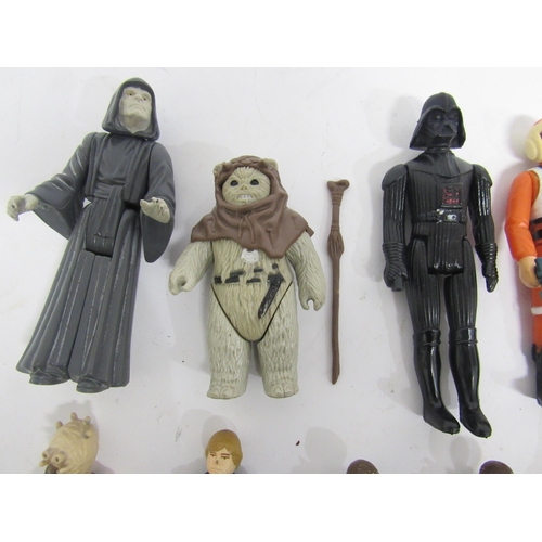 9052 - A group of twenty loose vintage Kenner / Palitoy Star Wars action figures to include Han Solo in Hot... 