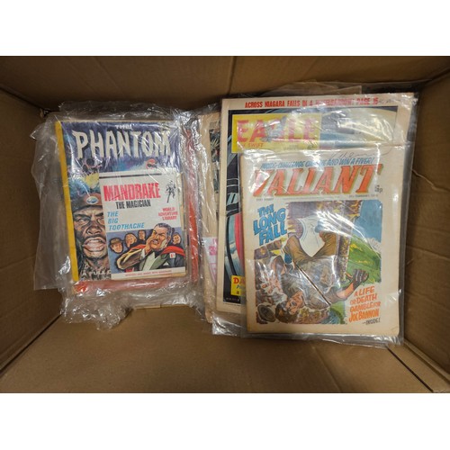 9040 - A box of mixed mid-late 20th Century comics including Eagle, G.I. Combat, Tarzan, Western/Cowboy rel... 