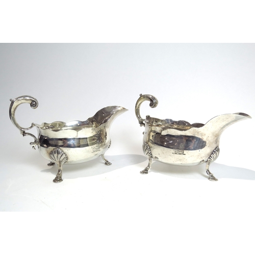 7084 - A pair of George III silver sauce boats, with S-scroll handle, hoof feet, boar's head crest, 8mm spl... 