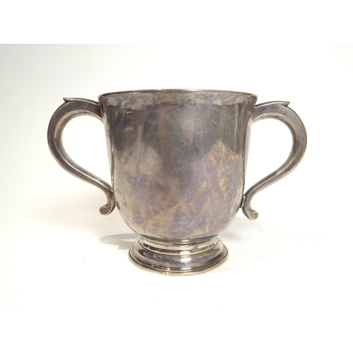 7077 - A William & Mary John East Britannia Standard twin handled cup with eagle and nest crest, London 169... 