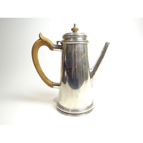 7071 - A Walter H. Willson Ltd silver coffee pot with treen finial and handle, London 1961, 22cm tall, 766g