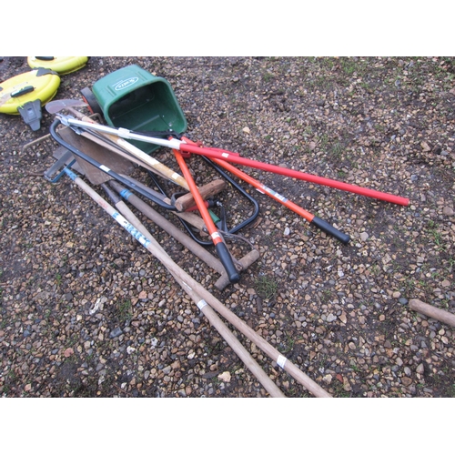 3451 - A bundle of mixed tools including a Scott's spreader