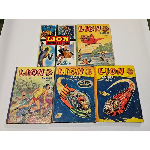 9037 - A box of mid 20th Century 'Tiger' and 'Lion' hardback annuals, includes Tiger 1957-62, 1965-69 and L... 