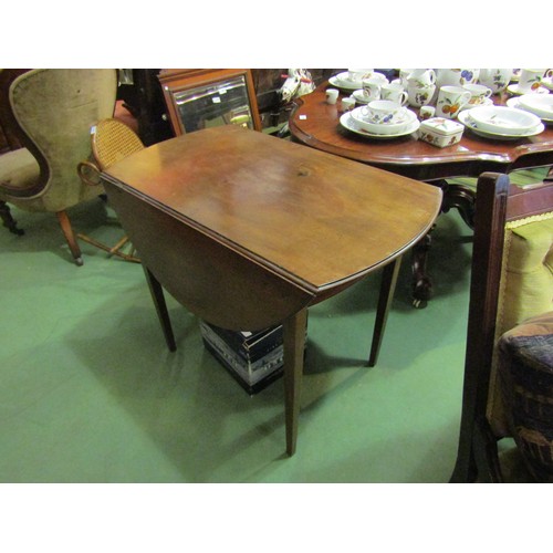 4227 - A mahogany Pembroke table on tapering legs