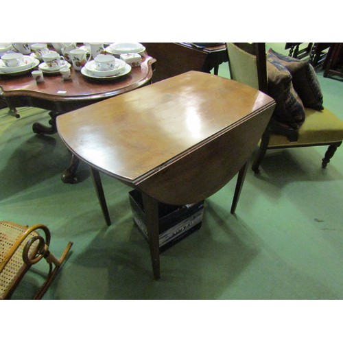 4227 - A mahogany Pembroke table on tapering legs