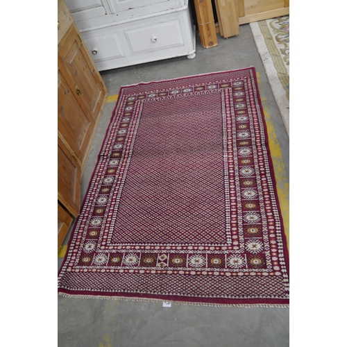 2487 - A white and red hand woven wool rug 120 x 86cm