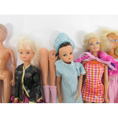 9045 - A collection of vintage fashion dolls including Pedigree Sindy, Mattel Barbie, Ideal Tuesday Taylor ... 