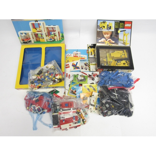 9121 - A collection of loose Lego bricks, figures, base plates and instruction booklets