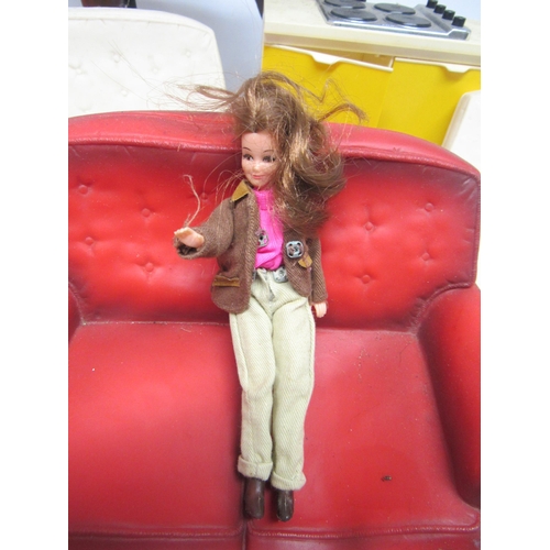 9075 - A collection of vintage Pedigree Sindy and similar playworn furniture, accessories and clothing incl... 