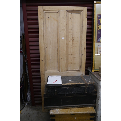 3385 - A Victorian country pine door, 84 x 198cm