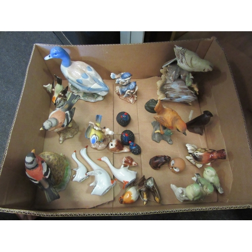 1646 - A box of assorted bird figures including Goebel examples