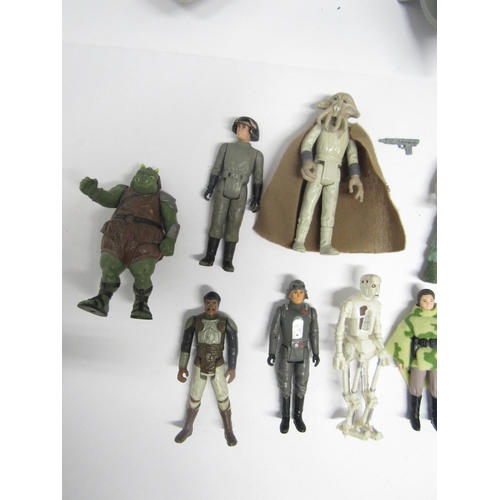 9053 - A collection of loose and playworn vintage Kenner/Palitoy Star Wars figures and vehicles to include ... 