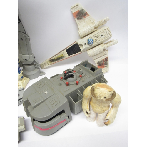 9053 - A collection of loose and playworn vintage Kenner/Palitoy Star Wars figures and vehicles to include ... 