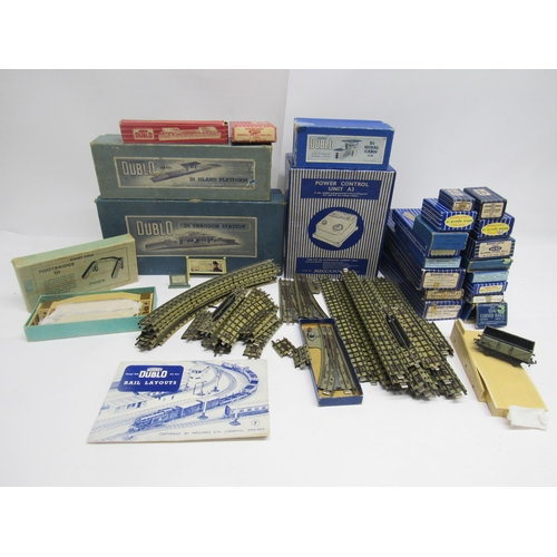 9556 - A collection of boxed Hornby Dublo 00 gauge model railway accessories including D1 Island Platform, ... 