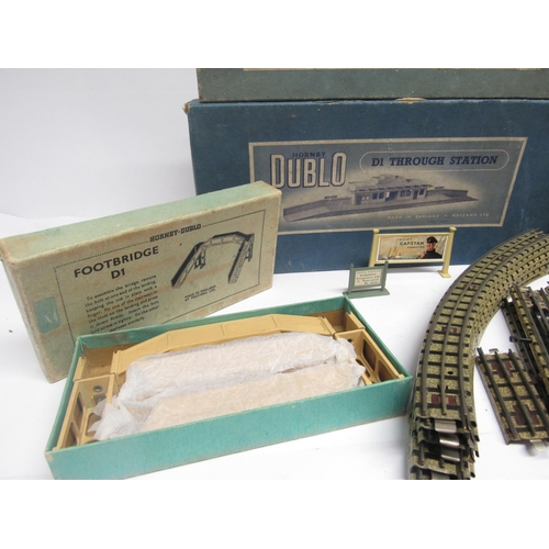 9556 - A collection of boxed Hornby Dublo 00 gauge model railway accessories including D1 Island Platform, ... 