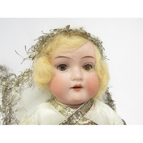 9261 - A late 19th/early 20th Century bisque shoulder head girl doll with blonde wig, brown glass sleeping ... 