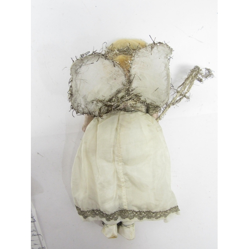 9261 - A late 19th/early 20th Century bisque shoulder head girl doll with blonde wig, brown glass sleeping ... 