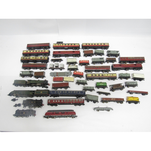 9559 - A collection of loose and playworn 00 gauge model railway rolling stock, comprising four Hornby Dubl... 