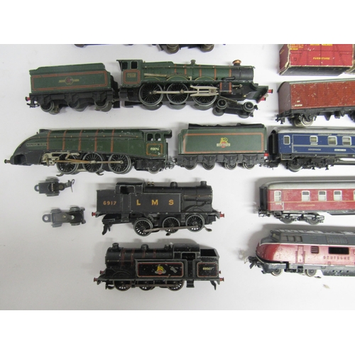 9559 - A collection of loose and playworn 00 gauge model railway rolling stock, comprising four Hornby Dubl... 