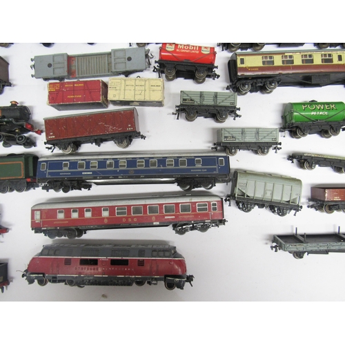 9559 - A collection of loose and playworn 00 gauge model railway rolling stock, comprising four Hornby Dubl... 