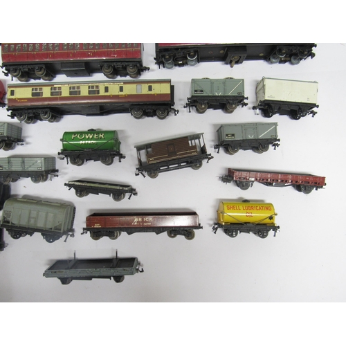 9559 - A collection of loose and playworn 00 gauge model railway rolling stock, comprising four Hornby Dubl... 